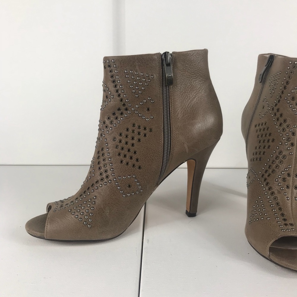 Vince Camuto nailhead Peep Toe heel 8M